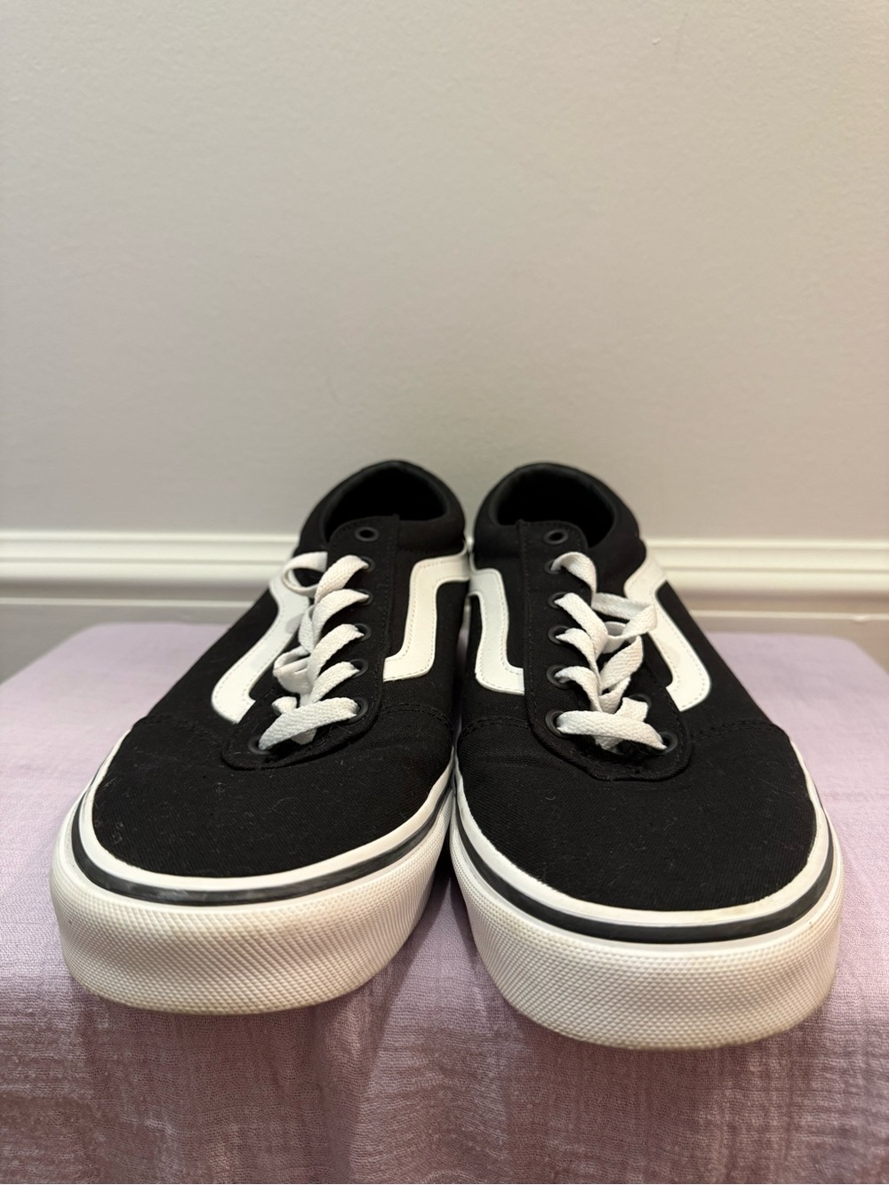 Vans Black and White Women's Sneakers - Size US 11
